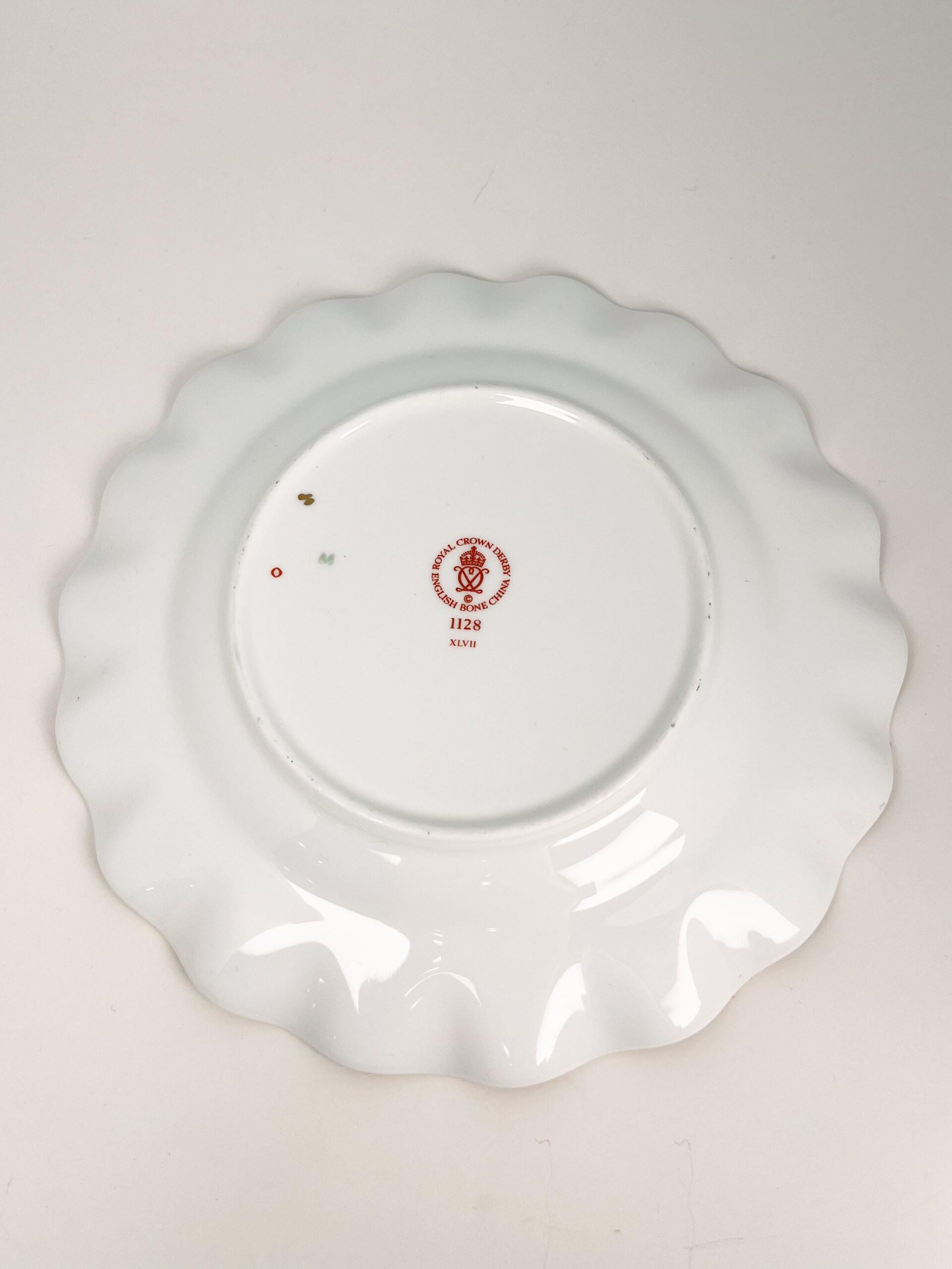 Royal Crown Derby Old Imari 1128 fluted 8.5" dessert plate
